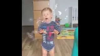 РЕБЕНОК И МЫЛЬНЫЕ ПУЗЫРИ / BABY AND HIS FIRST REACTION TO BUBBLES