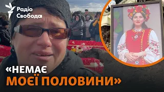 Жителі Грози прощаються із загиблими сімʼями: перші поховання після удару, що забрав 53 життя (18+)