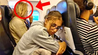 DEUX HOMMES SAOULENT EVA DANS UN AVION #sistersalipour #vacances #vlog