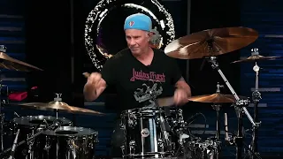 Юрий Антонов прослушивает Чэда Смита. Yuri Antonov listens to Chad Smith's drumming