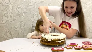 ТАСЮША И МАМА ПОЗДРАВЛЯЮТ БАРБИ С ДНЕМ РОЖДЕНИЯ И ДЕЛАЮТ ТОРТ (BARBIE CAKE, BARBIE BIRTHDAY