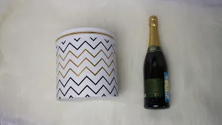 Idea: Christmas gift with champagne in a hat box