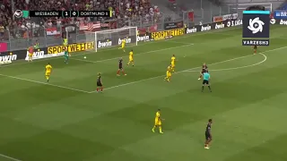 The strange mistake of the goalkeeper of Dortmund football team in the game against Wiesbaden