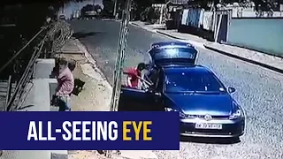 WATCH: Thieving quartet make off with stolen goods in Sophiatown, Johannesburg