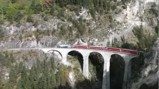 Sneltrein op het Landwasser viaduct