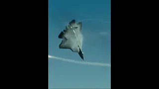 SU-57 Су-57 уворачивается от ракеты