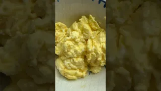 High-protein fluffy scrambled eggs 🥚