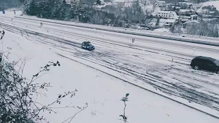 Renault 4 4L 4 latas en la nieve adelantando a todos