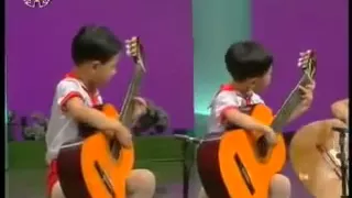 китайские (а мож и корейские) дети играют на гитарах