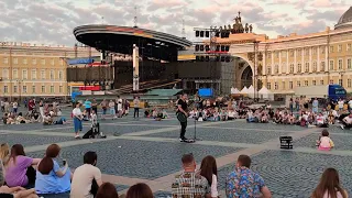 Жуки - "Батарейка" на Дворцовой площади в Санкт-Петербурге выступает уличный музыкант Евгений Морган