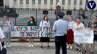 Esposas de soldados rusos protestan delante del Ministerio ruso de Defensa