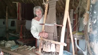 Le village gaulois de Rieux Volvestre   Tissage sur un métier vertical à pesons