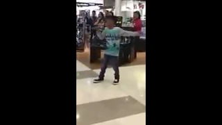 Kid sing 'Listen' Beyonce in shopping mall! Amazing!!