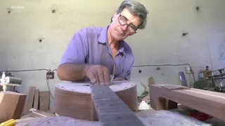 Un luthier algérien fabrique des instruments haut de gamme à la main