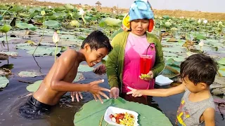 ប៉ាវញាំប្រហិតក្នុងបឹងឈូក