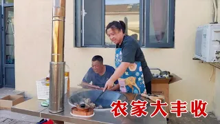 【160斤大龄女】天津农村小院的生活，爷俩炖一锅大丰收，铁锅柴火灶，味道杠杠香