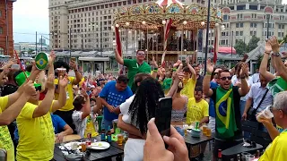 Brasileiros fazem roda de samba no centro de Moscou