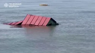 Затонувшие дома в Херсоне приплыли в Одессу 10.06.2023 - Море превращается в свалку
