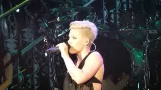 Pink _ Just Give Me A Reason @ Truth About Love Tour Paris Bercy