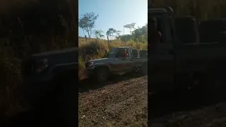 land cruiser jugando con el lodo en subida cargada con leche