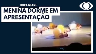 Criança dorme em apresentação de balé e viraliza na internet