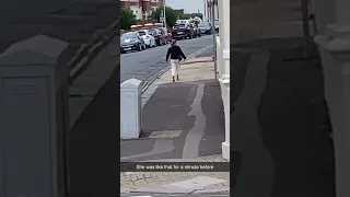 امرأة تتجمد ثوانى أثناء سيرها في الشارع . فيديو يضع الأنترنت فى حيره
