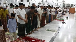 Thousands pray at Indonesian mosque despite coronavirus warnings | AFP