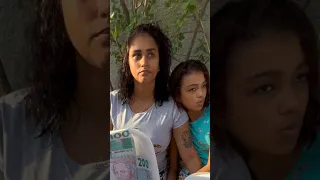 Milionário dá à mãe uma marmita cheia de notas para ajudar sua família e começa a chorar. 😭