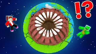 GIANT WORM Is DESTROING PLANET Of MIKEY And JJ In Minecraft - Maizen