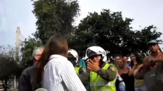 Mujer atacó a un policía con los senos