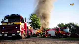 Kraftig brand i ladugård i Hedemora