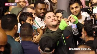 THE PEOPLE'S CHAMP! - ANDY RUIZ TAKES SELFIES WITH FANS AFTER BEING MOBBED AT OPEN WORKOUT