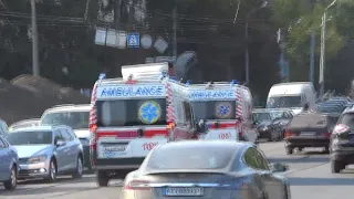 4x Ambulances responding code 3 in Kharkiv