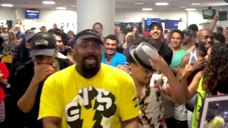 Lion King & Aladdin Cast SING-OFF In An Airport | What's Trending Now