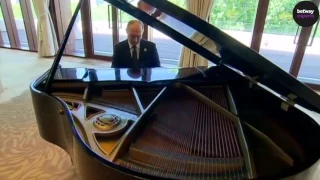 Putin Plays the CS:GO Theme on Piano