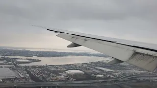 United Airlines B777-200 Landing in Newark