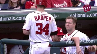 Jonathan Papelbon y Bryce Harper pelean en su dugout despuesde un desacuerdo