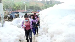 Espuma tóxica invade al menos 30 viviendas en Colombia