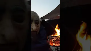 Opa erzählt Anekdoten am Lagerfeuer