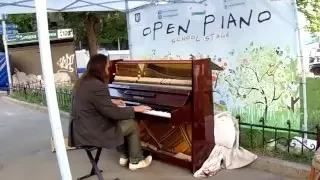 Бездомный подошел к фортепиано началось волшебство! Кирило Костюковський  игра на пианино.