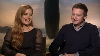 Amy Adams, Jeremy Renner Discuss Their Chemistry in 'Arrival'