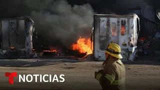 Un imponente incendio devora varios almacenes en una zona industrial de Tijuana | Noticias Telemundo
