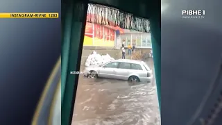 Рівне у воді: вчорашня злива затопила чимало вулиць