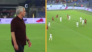 La corsa di José Mourinho sotto la Curva Sud dopo il gol di El Shaarawy al 92° (Roma-Sassuolo 2-1)