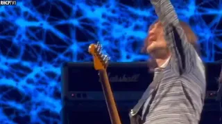 John Frusciante Was A Little Annoyed With The Spotlight During A Chili Peppers Concert! (2023)