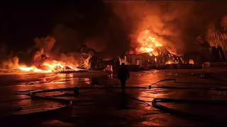 Zjarri masiv në fabrikën e bojërave në autostradë, vijojnë përpjekjet për të shuar flakët