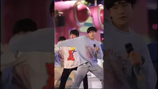 【TF家族三代】211220 重庆欢乐谷 “我们意念合一🙏，鞋子一掉，跳舞更妙！”