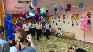 Танец пап и дочек под песню Газманова «Доченька».