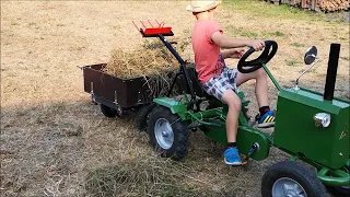 Trettraktor mit Hecklader und Anhänger