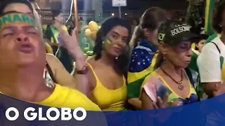 Eleitores de Bolsonaro rezam em frente à residência do presidente no RJ